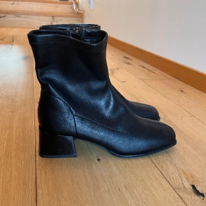 Klackar - Säljer dessa svarta klackar, endast använda en gång. Jag har vanligtvis 38 i skor men dessa som är 37 passar mig. 