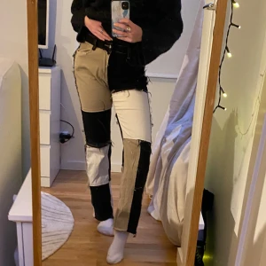 Patched jeans - Pached byxor i sliten modell! Supercoola och unika😇 