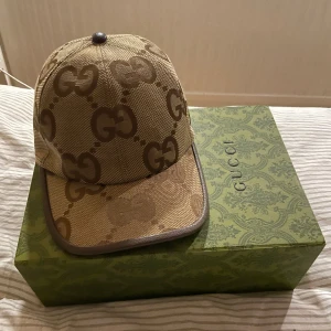 Gucci keps - Gucci Jumbo Keps | Aldrig använd (perfekt skick) Kepsen är precis som äkta (bästa kvaliten du kan hitta), Perfekt till sommaren! Tveka inte på att höra av dig om du vill ha fler bilder eller undrar något! 