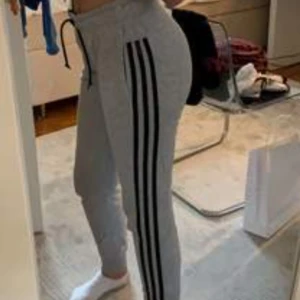 Lågmidjade adidas mjukisbyxor - Lågmidjade adidas mjukisbyxor i mycket bra skick! ❤️ använd gärna "köp nu"