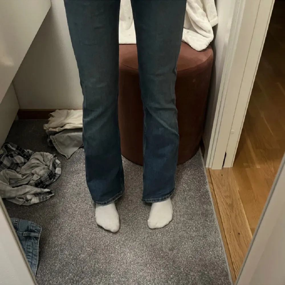 Lågmidjade bootcut jeans från Gina tricot. Passar mig som har 32 och 34 i jeans! . Jeans & Byxor.