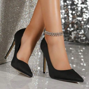 Klackskor - Säljer ett par helt nya super snygga klackskor i storlek 38.  Säljs pga fel storlek på mig, fler bilder finns