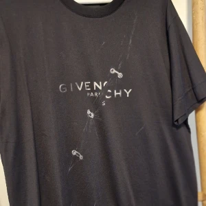 Givenchy tshirt - Size XS over size passar up til XL Cond : 9 / 10 