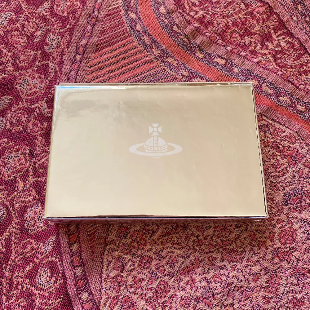 Supersöt Vivienne Westwood låda för typ förvaring! Köpt/fraktad från Japan. Mått 14x9,5x2,5 cm. Inte metall. Tror det har varit skönhetsprodukter i den innan . Övrigt.