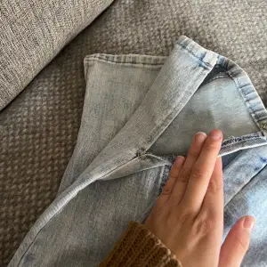 Snygga jeans med slits i nederkant. Lite åt boyfriend hållet. Storlek 27” (S)  Passar mig rätt bra i längd. Är 165cm Mycket fint skick. Knappt använda.