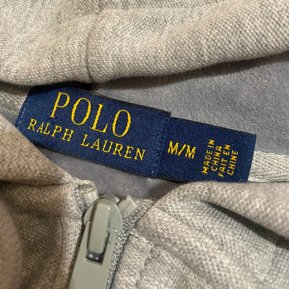 Säljer en ganska ny Ralph Lauren grå hoodie skick 9/10 size M Om du har frågor så tveka inte skriva.. Hoodies.
