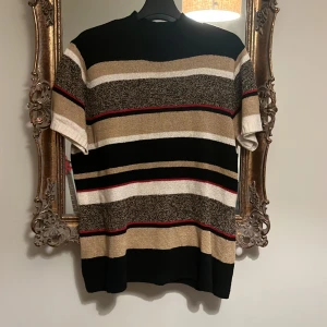 Stickad tröja - Stickad t-shirt i fina färger. Köpt second hand. Finns en liten fläck vid bröstet på de vita, krävs att man kollar noga  Märke: Crazy horse🫶