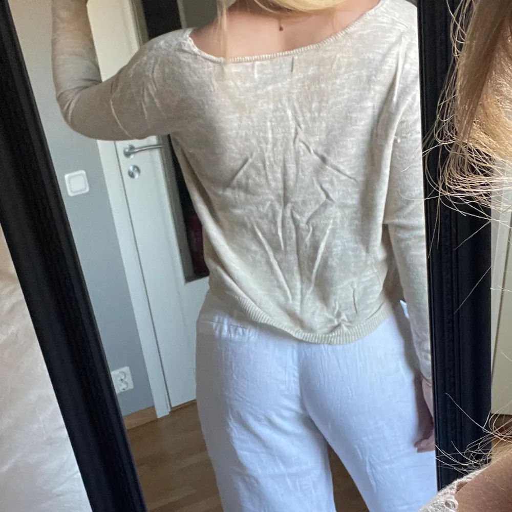 Beige stickad tunn tröja från pull&bear 🥰 tunnare tröja perfekt nu till våren och sommaren 🥰 vafan är i bra skick utan defekter . Neuletakit & Villapaidat.