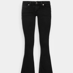 Only jeans - Jätte snygga lågmidjade jeans från Only i nyskick! Kom privat för fler bilder💗