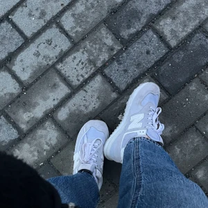 New balance - Snygga New Balance skor vit/ljuslila. Lite skitiga men hade gått att gå bort med en tvätt. I övrigt jättebra skick.  Stl.38 