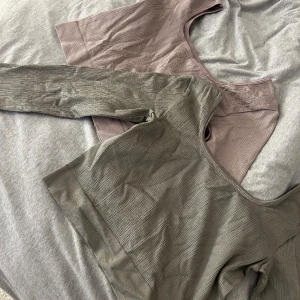 Långärmade träningströjor  - Långärmade träningströjor från H&M sport. Bägge använda fåtal gånger och alltid tvättade efter användning. Kortare i magen med resår. Den ena är grön och den andra är rosa. 