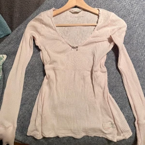 Odd Molly tröja - Jättesöt och trendig ljusrosa långärmad från Odd Molly💓 köpt second hand men av mig är den knappt använd🫶🏻 