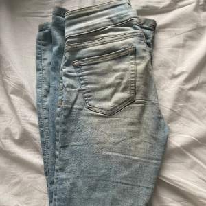 Supersnygga jeans med ett ”bälte” i midjan💋 ljusblå och flared. Som ni kan se på andra bilden är det små hål längst ner på benen men kan lätt lagas. Annars är dom faktiskt väldigt små så man tänker inte på det❤️älskarrr!! Köpppp