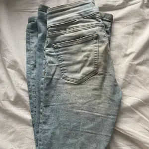 Supersnygga jeans med ett ”bälte” i midjan💋 ljusblå och flared. Som ni kan se på andra bilden är det små hål längst ner på benen men kan lätt lagas. Annars är dom faktiskt väldigt små så man tänker inte på det❤️älskarrr!! Köpppp