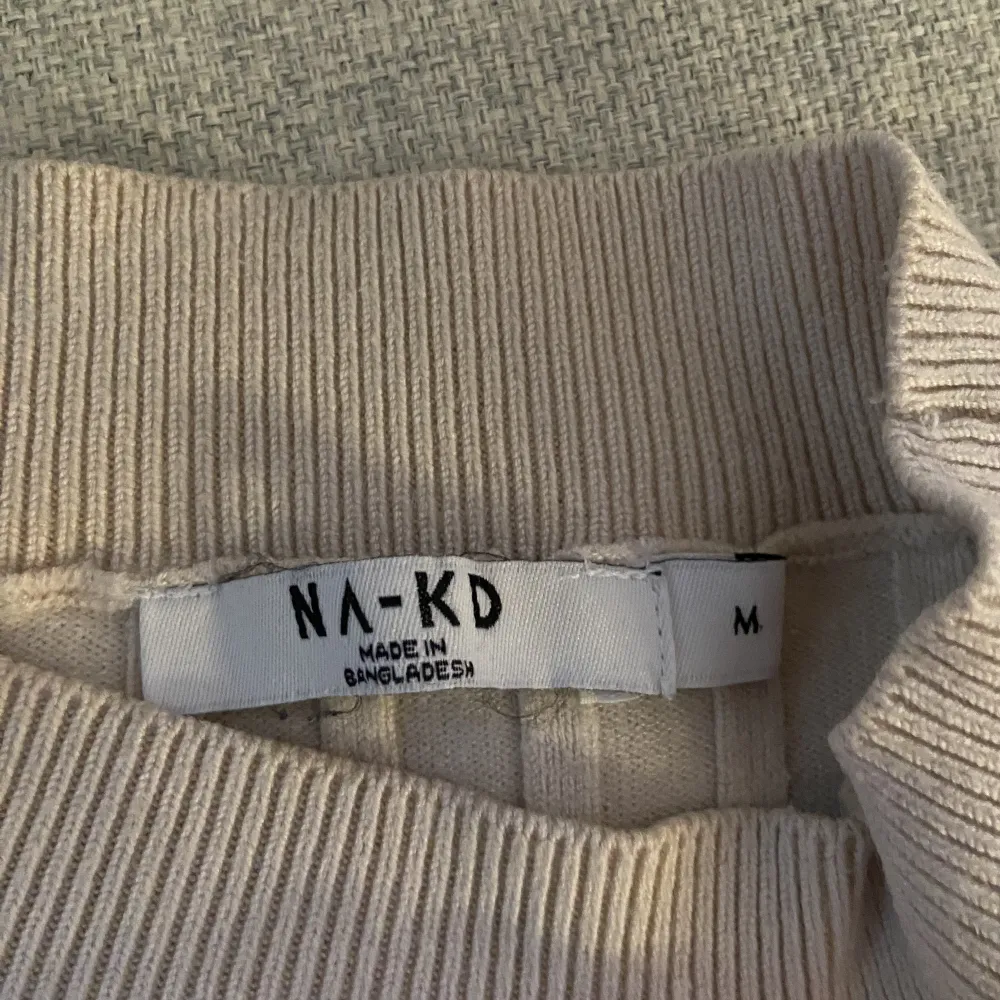Tunn stickad tröja från NA-KD, använd men i fint skick🤍. Stickat.