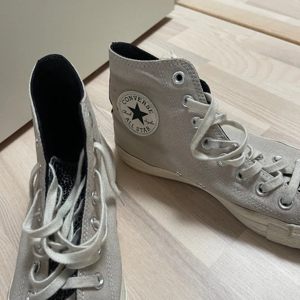 Converse med coolt mönster, beiga. Sparsamt använda ✨. Skor.