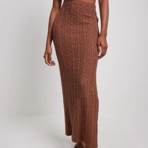 Långkjol  - Endast använd en gång. Sitter tight och bekvämt på kroppen, mjukt och skönt material (bomull)