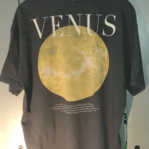 T-shirt med tryck - En oversized t-shirt med coolt tryck på ryggen! Står inte storlek men har en loose fit på mig som har S/M. Pris kan diskuteras vid snabb affär! 🌟