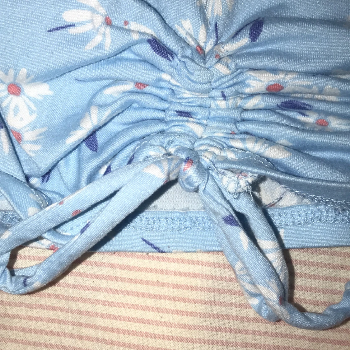 Blå top med vita blommor - 90