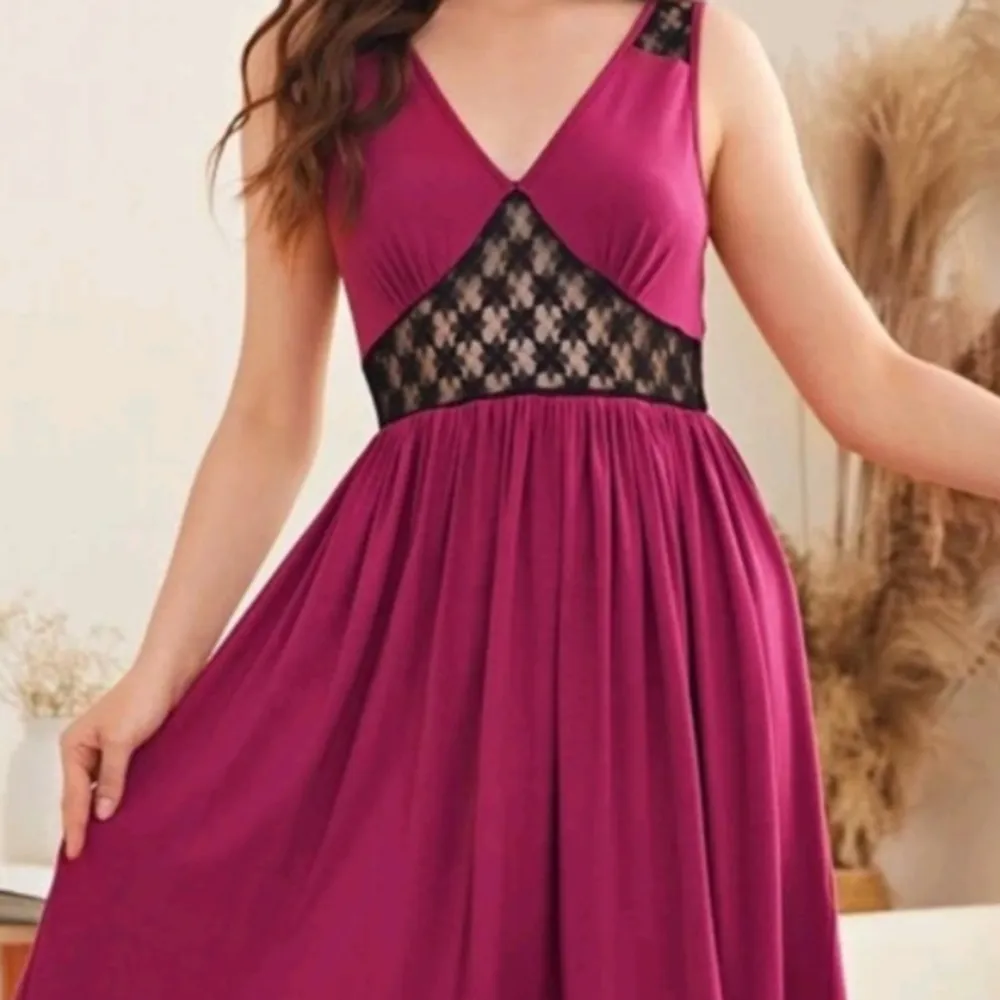 Säljer denna vackra klänning i färgen mörkrosa. Använd fåtal gånger. Är i mycket bra skick. Storlek S/36. Tyget är mycket skön och stretchig, så skulle nog passa 38, 40 med. . Klänningar.