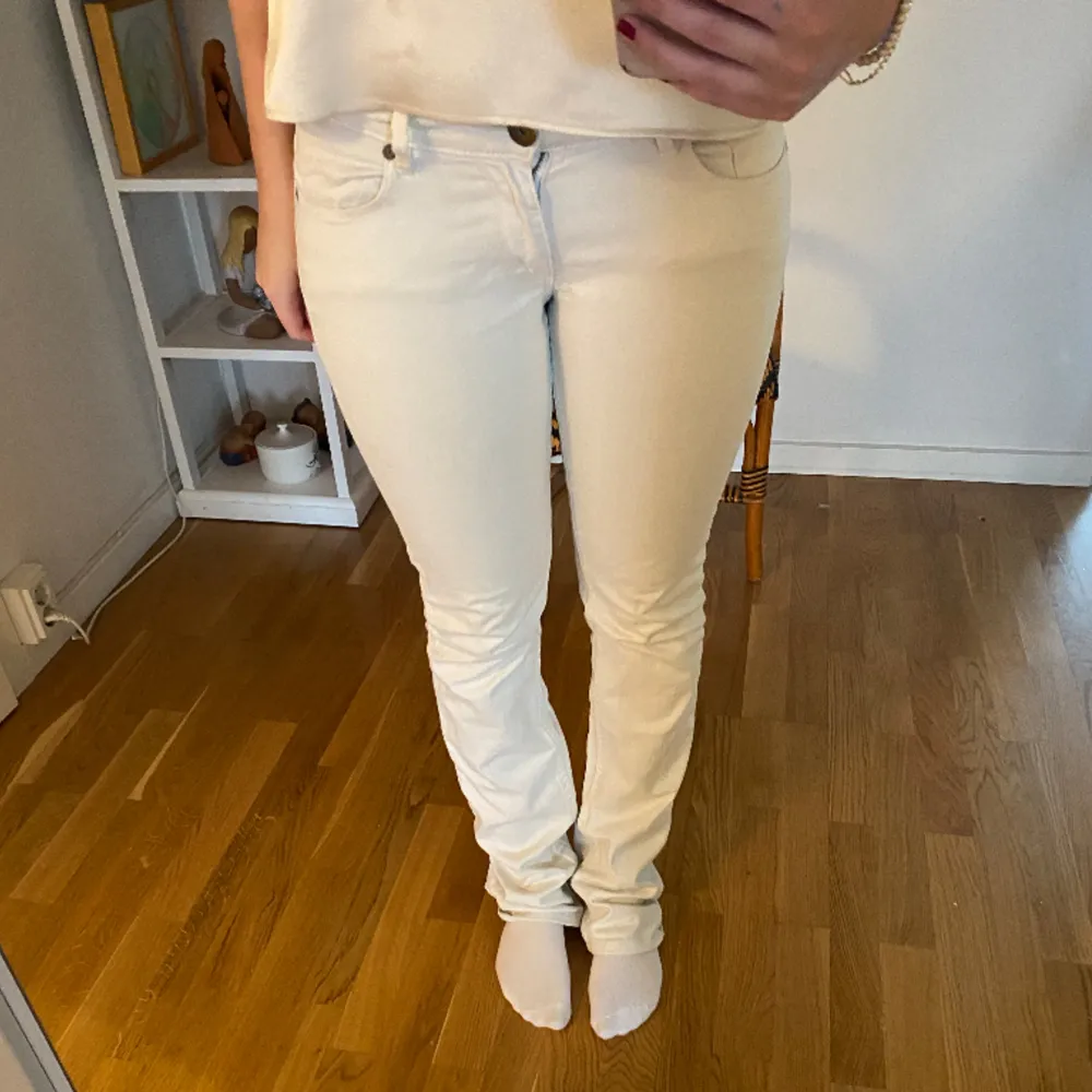 Skitsnygga lågmidjade jeans! Aldrig använt och i superbra skick. Storlek 29/36 men passar som 27/28 i midjan och 36 i längd.. Jeans & Byxor.
