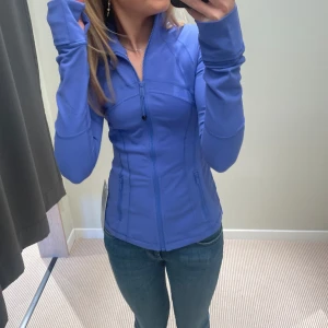 Lululemon tröja - En lila lululemon träningströja i storlek 6. Säljer om ni kan byta mot en annan färg❤️nypris 1200