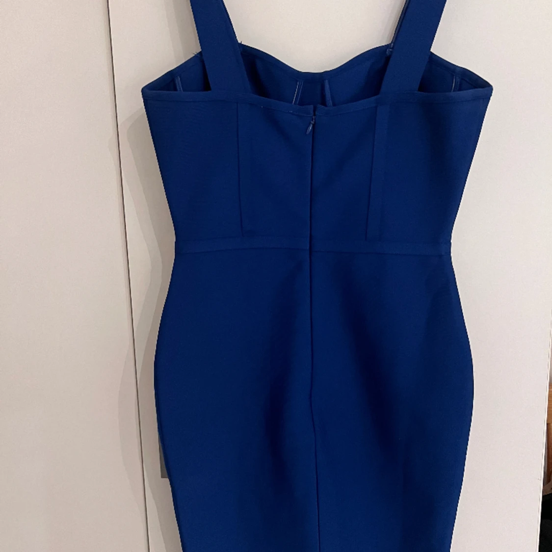 Bodyconklänning i bandagemodell med knytdetalj - 90