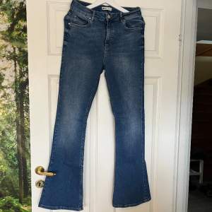 Jeans från Gina Tricot, lite utsvängda nertill. Endast använda en gång.  Stl L