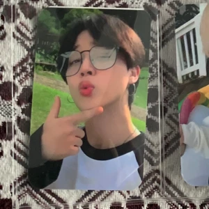 Kort grupp - BTS In the soop - Ett set med 3 kort ur BTS - In the soop. Innehåller Jin, Jimin och J-hope.  De kostar egentligen 75kr exklusive frakt, men då korten är i grupp kostar de 60kr + frakt❤️