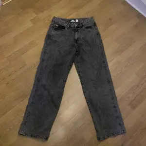 Ett par baggy jeans från h&m, som är köpta för 600kr. Dom är i 10/10 skick, för att dom bara använts 1 gång. P.g.a att jag beställde i fel model, som inte riktigt är min stil. Köp nu innan det är försent, säljer dom billigt för att bli av med dom.