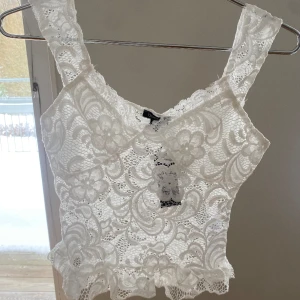 spetstopp - säljer denna snygga spetstopp för 150kr, helt oanvänd med lappen kvar🙌Hör av dig om du har frågor!