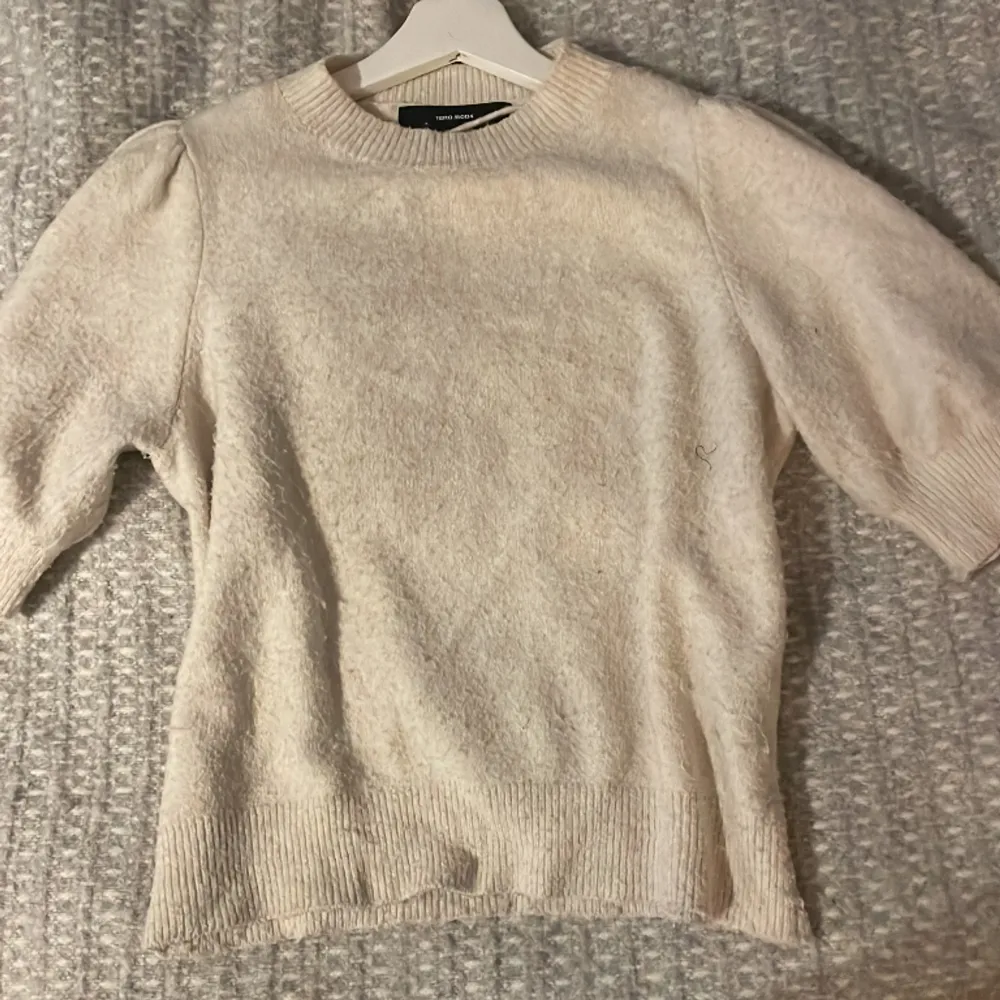 Så otroligt fin och gosig tröja från Vero Moda!! Inga defekter men lite nopprig.❤️ Säljer då den inte kommer till användning🤗💗. Tröjor & Koftor.