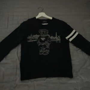Ralph lauren sweatshirt stickad  - En fett snygg och sällsynt Raffe sweatshirt i topp kvalite, använd sparsam o använd ungefär 4 gånger endast,  Pris är 