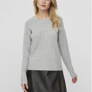 Grå stickad tröja - VERO MODA  - Säljer min stickade tröja från Vero Moda, fint skick! Kommer tyvärr inte till användning 🩷  Storlek - S 