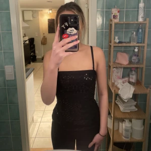 Intimissimi topp - Så fin topp med paljetter. Man kan ha den med banden eller ta bort dem som på andra bilden💕