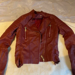 Motorcykel jacka - Cool jacka till våren, i bra skick. Säljer också en likadan i samma storlek fast grå