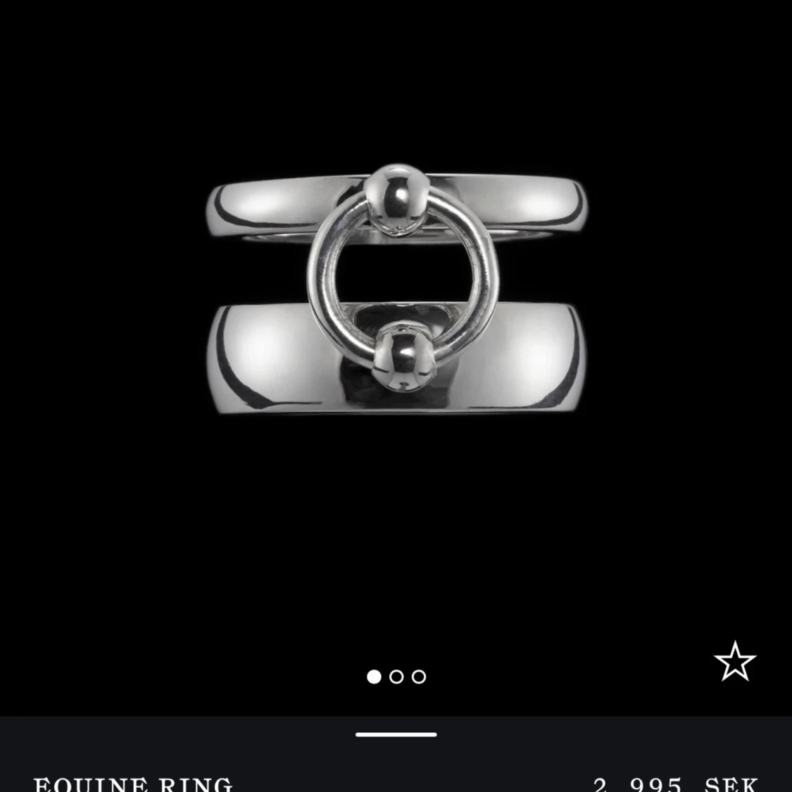 Silverfärgad ring med hästinspirerad design