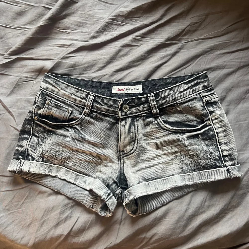 Säljer ett par grå jeansshorts från Seoul Jeans. De är lågmidjade och har en jättesnygg passform. Perfekta för sommaren! säljer då de tyvärr har blivit för små. Hittar ingen  storlek i de, men sitter som en xs. Säljer endast vid bra bud🖤. Shorts.