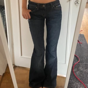 Bootcut lågmidjade jeans  - Jättesnygga Bootcut lågmidjade jeans från vintagemärket ”arizona”. De har snygga knappar på fickorna och är långa i benen. Midjemåttet är 35/37 cm och innerbenslängden är 83 cm💞 Inga defekter och är relativt oanvända, skriv för prisförslag 