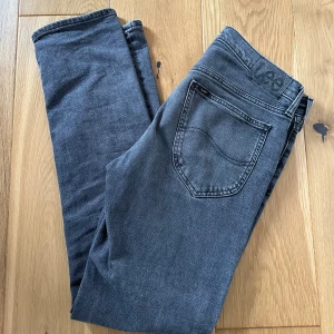 Lee Daren zipfly - Ett par gråa Lee daren zipfly jeans i fint skick. Storleken är 31/32. 