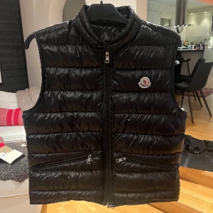 Moncler väst - Moncler väst i super bra skick!