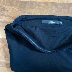svart tank top  - en svart tank top från bikbok. använd en del men i bra skick. storlek xs. hör av dig vid fler frågor! 
