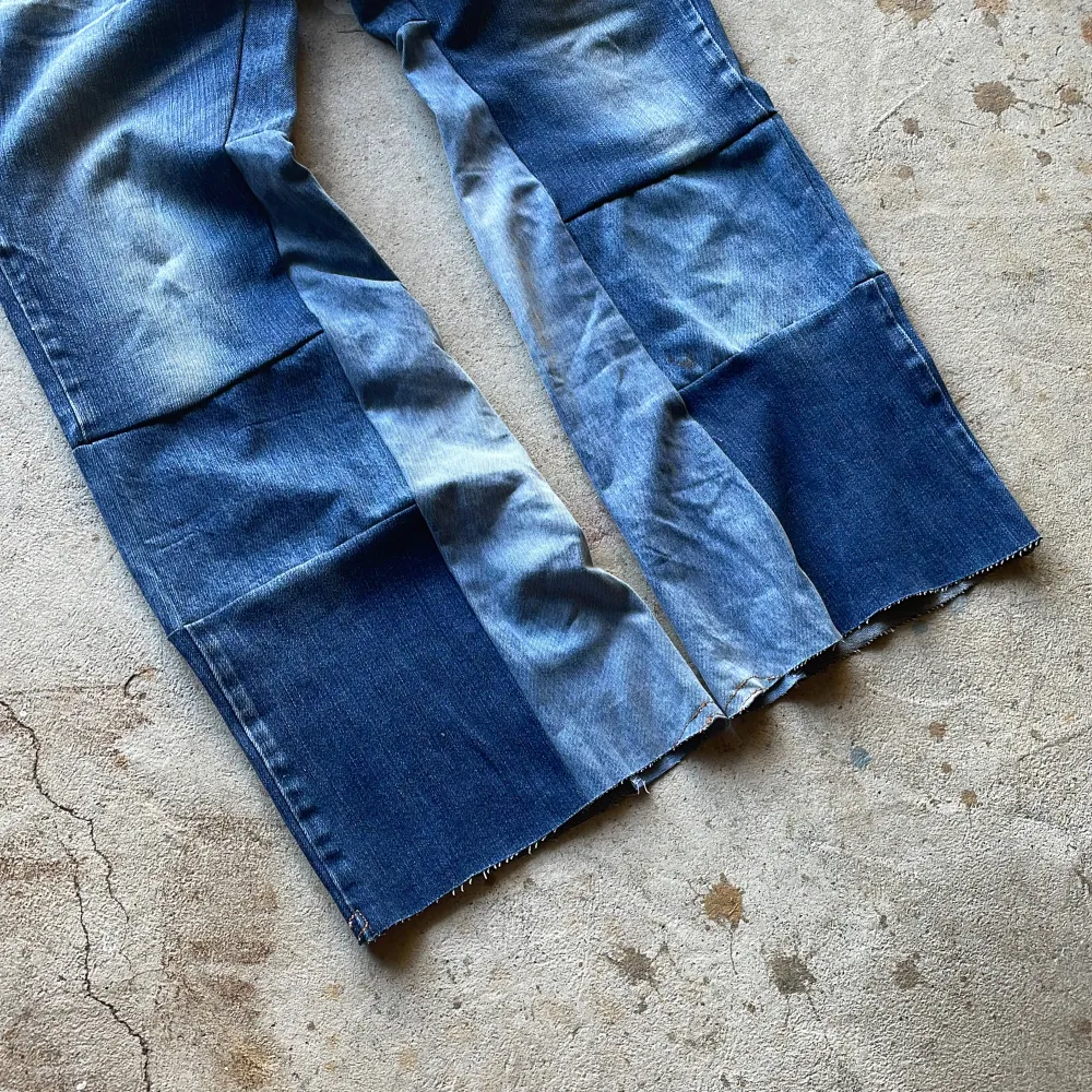 These jeans has been reconstructed to have a baggy flared fit with distressed details.. Jeans & Byxor.