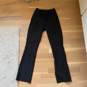 Bikbok kostym byxor🩷 - Jag är 171 och dom e perfekta i lägnden men den är för liten i midjan, dom e använda fåtal gånger, dom e svin snygga 🫶🏼