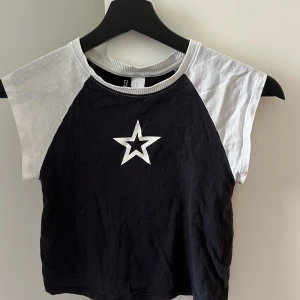 Skitsnygg stargirl tröja!! - Jättesnygg tröja med en stjärna, bra kvalite! Och inte så sliten! Kontakta mig för fler bilder privat!! Köparen står för frakten!💞