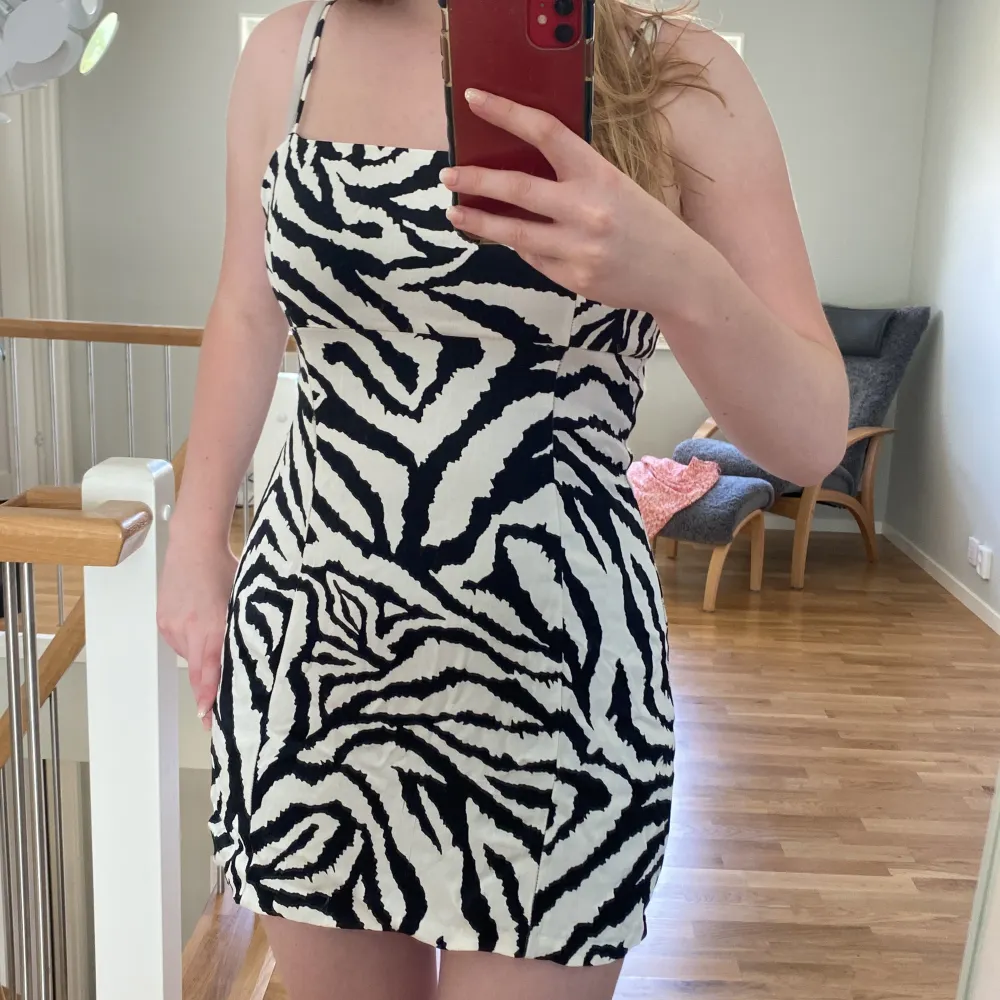 En fin zebra klänning, nästintill helt oanvänd. Skriv privat för mer info❤️. Mekot.