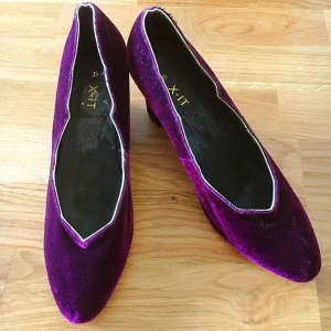 Lila sammet pumps från XIT - Säljer ett par snygga lila pumps från XIT i storlek 39. De är gjorda av mjuk sammet och har en spetsig tå. Perfekta för fest eller andra speciella tillfällen. De är i bra skick och redo att användas!