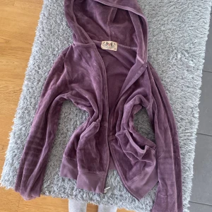 Juicy cotoure kofta - Jätteflattering kofta vintage juicy. Framhäver form så det är jättesnyggt!! Velouren är fortfarande jättemjuk och i all helhet super skön! Passar sjukt bra till typ jeans eller mjukisbyxor. Ps den är lite i storleken så den sitter typ som xs!💜