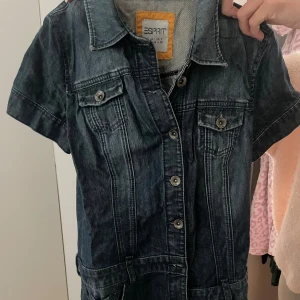 jeans klänning  - säljer mammas gammla jeans klänning för att den inte kommer till användning längre !   väldigt fin till sommaren 