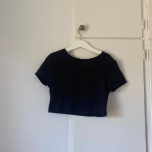 Svart topp - Croppad topp. Knappt använd!